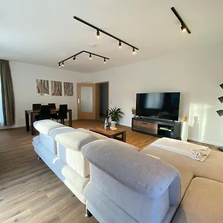 Family-friendly With Garden & Parking Auch Fuer Monteure Geeignet Und Grosse Gruppen Apartmán *